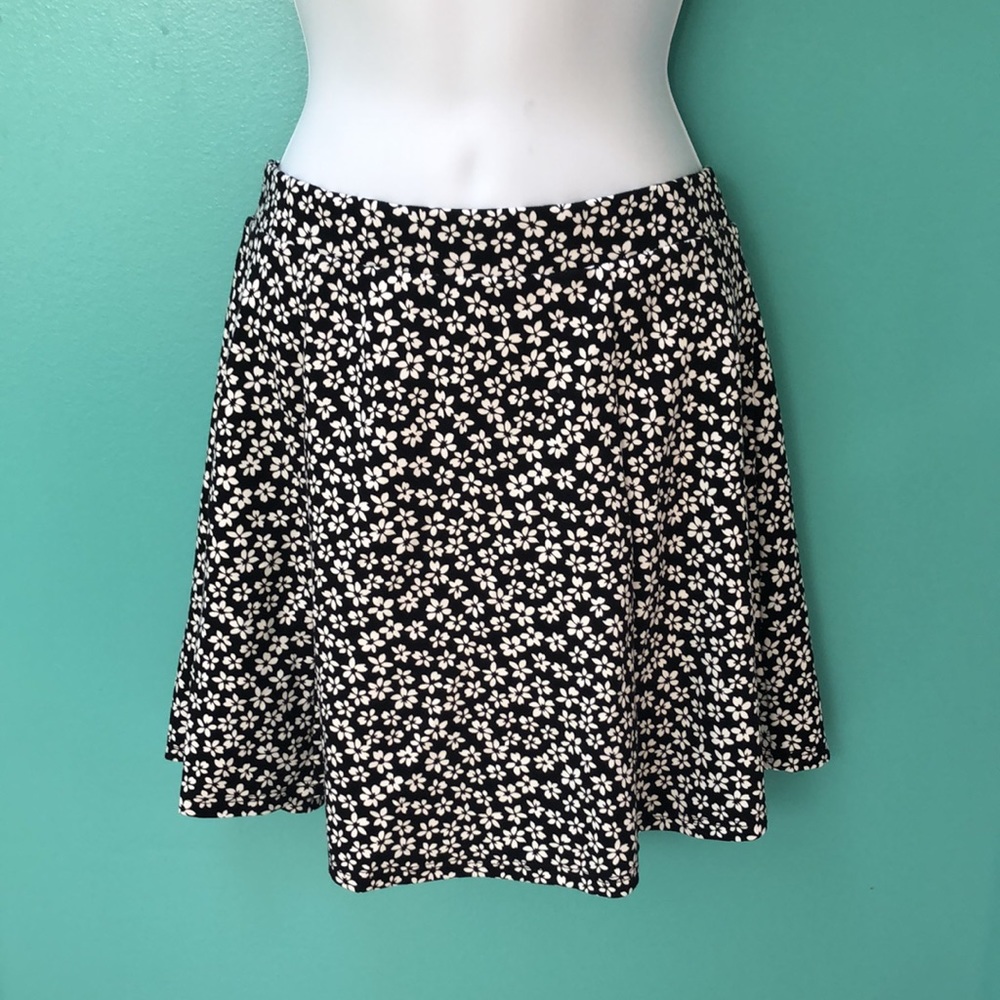 Forever 21 black with white flowers skirt - Picture 3 of 6